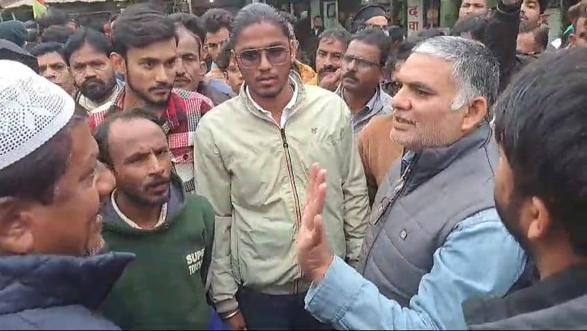 हमले से घायल कार चालक हमले से घायल कार चालक