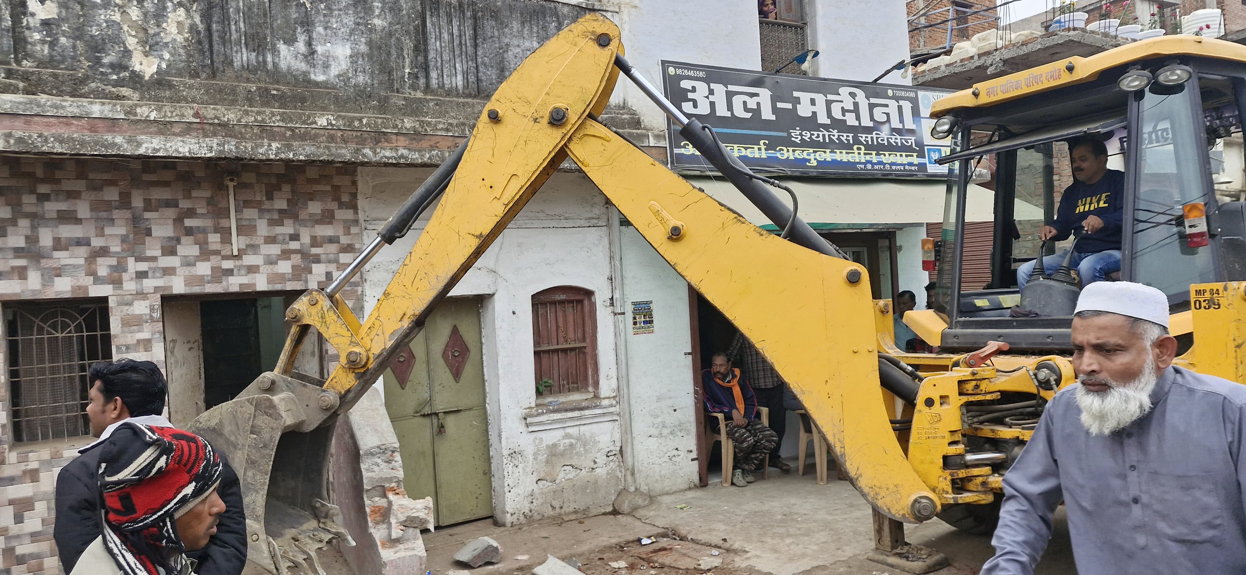 हमले से घायल कार चालक हमले से घायल कार चालक