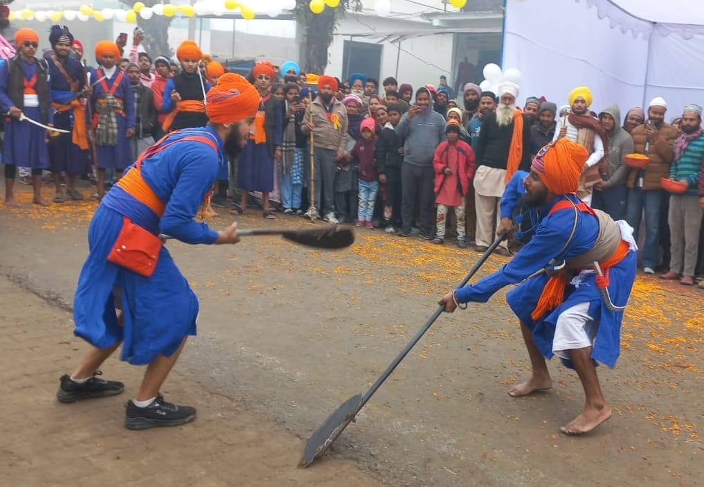 मझोला में निकाला गया नगर कीर्तन।संवाद मझोला में निकाला गया नगर कीर्तन।संवाद
