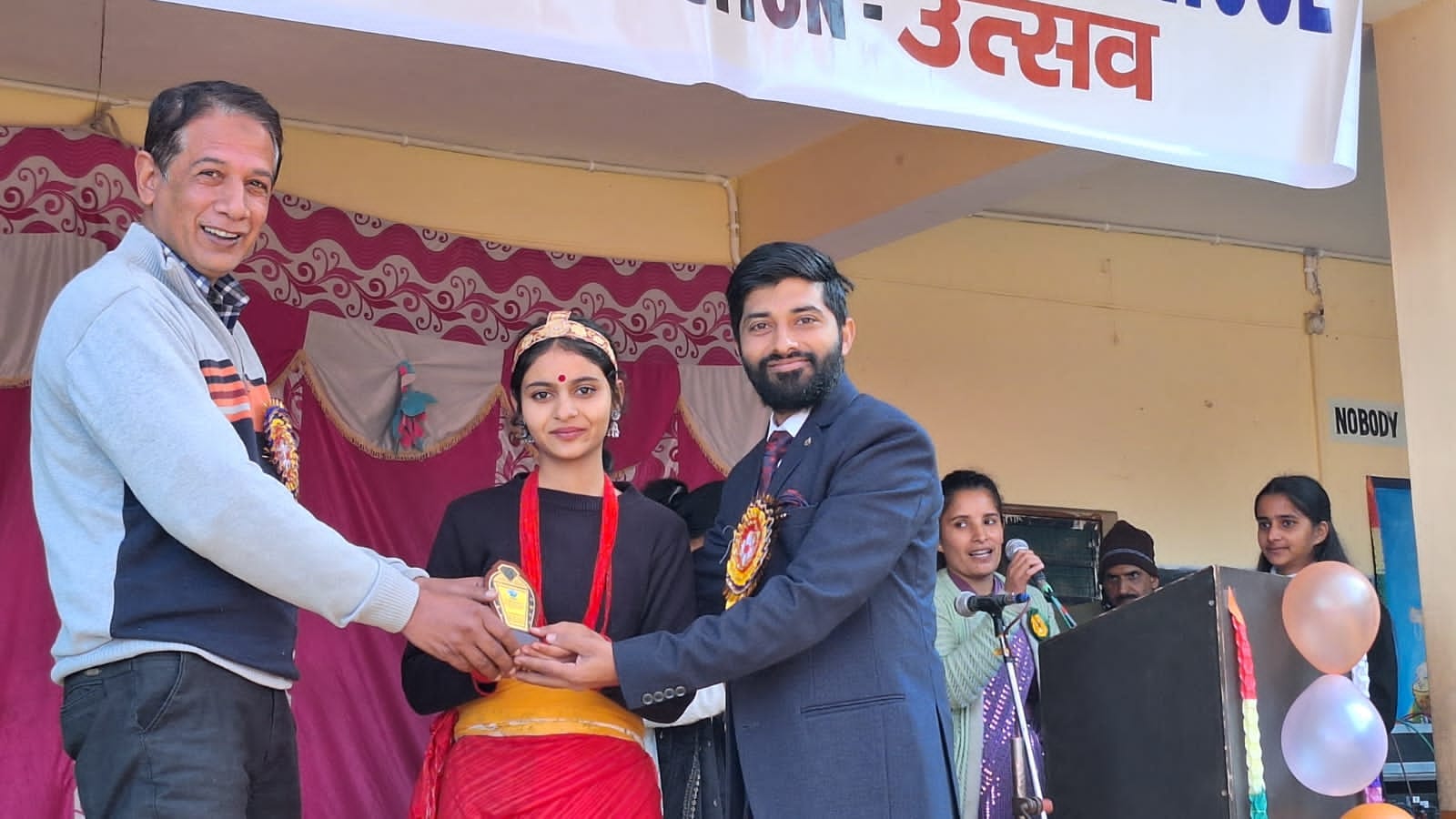 न्यू वे पब्लिक स्कूल शंभूवाला के वार्षिक समारोह में मेधावी छात्र को पुरस्कृत करते प्रबंधक निदेश न्यू वे पब्लिक स्कूल शंभूवाला के वार्षिक समारोह में मेधावी छात्र को पुरस्कृत करते प्रबंधक निदेश