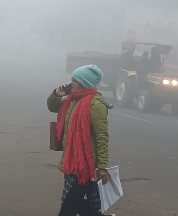 पीलीभीत के जिला चिकित्सालय की इमरजेन्सी के पास लगे आलाव की सुलगती लकड़ी के पास बैठे लोग।संवाद पीलीभीत के जिला चिकित्सालय की इमरजेन्सी के पास लगे आलाव की सुलगती लकड़ी के पास बैठे लोग।संवाद