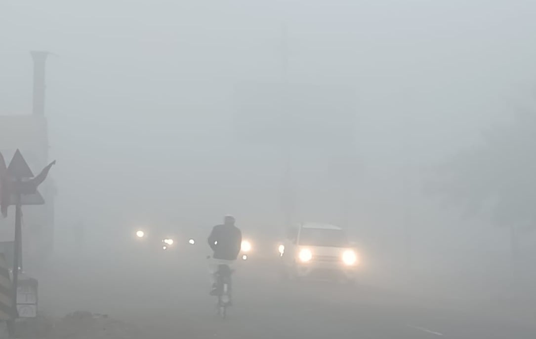 पीलीभीत के जिला चिकित्सालय की इमरजेन्सी के पास लगे आलाव की सुलगती लकड़ी के पास बैठे लोग।संवाद पीलीभीत के जिला चिकित्सालय की इमरजेन्सी के पास लगे आलाव की सुलगती लकड़ी के पास बैठे लोग।संवाद