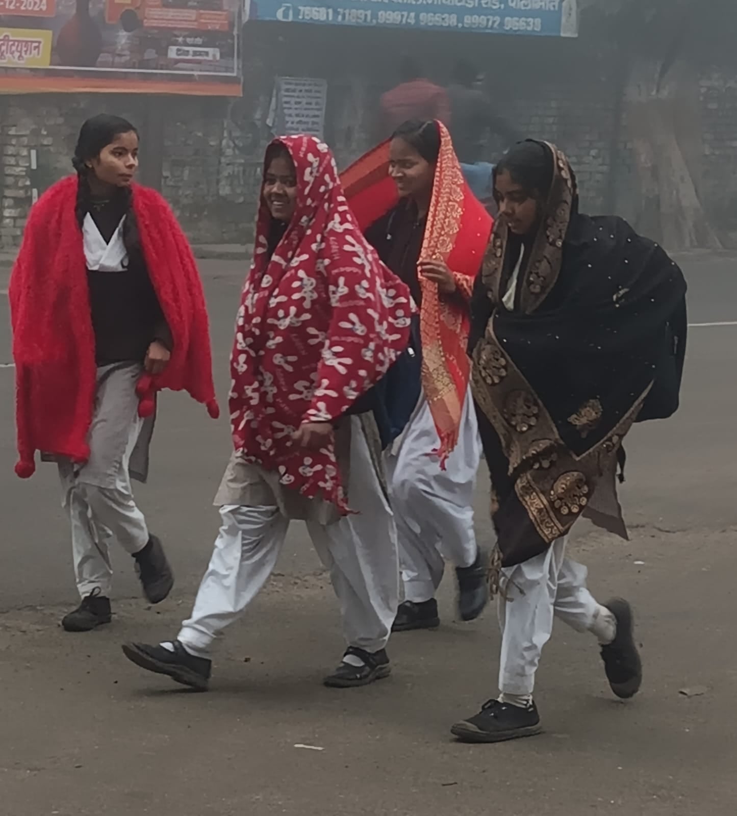 पीलीभीत के जिला चिकित्सालय की इमरजेन्सी के पास लगे आलाव की सुलगती लकड़ी के पास बैठे लोग।संवाद पीलीभीत के जिला चिकित्सालय की इमरजेन्सी के पास लगे आलाव की सुलगती लकड़ी के पास बैठे लोग।संवाद