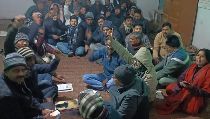 पूरनपुर तहसील परिसर में धरना देकर प्रदर्शन करते लेखपाल।संवाद