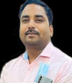 परौर में मंझा घाट पर नाव से नदी पार करते लोग। संवाद