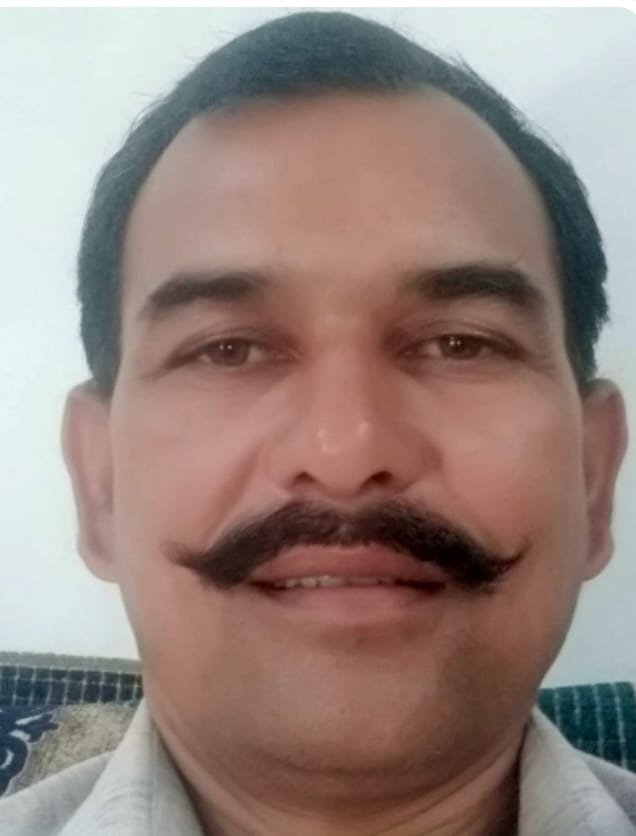 परौर में मंझा घाट पर नाव से नदी पार करते लोग। संवाद