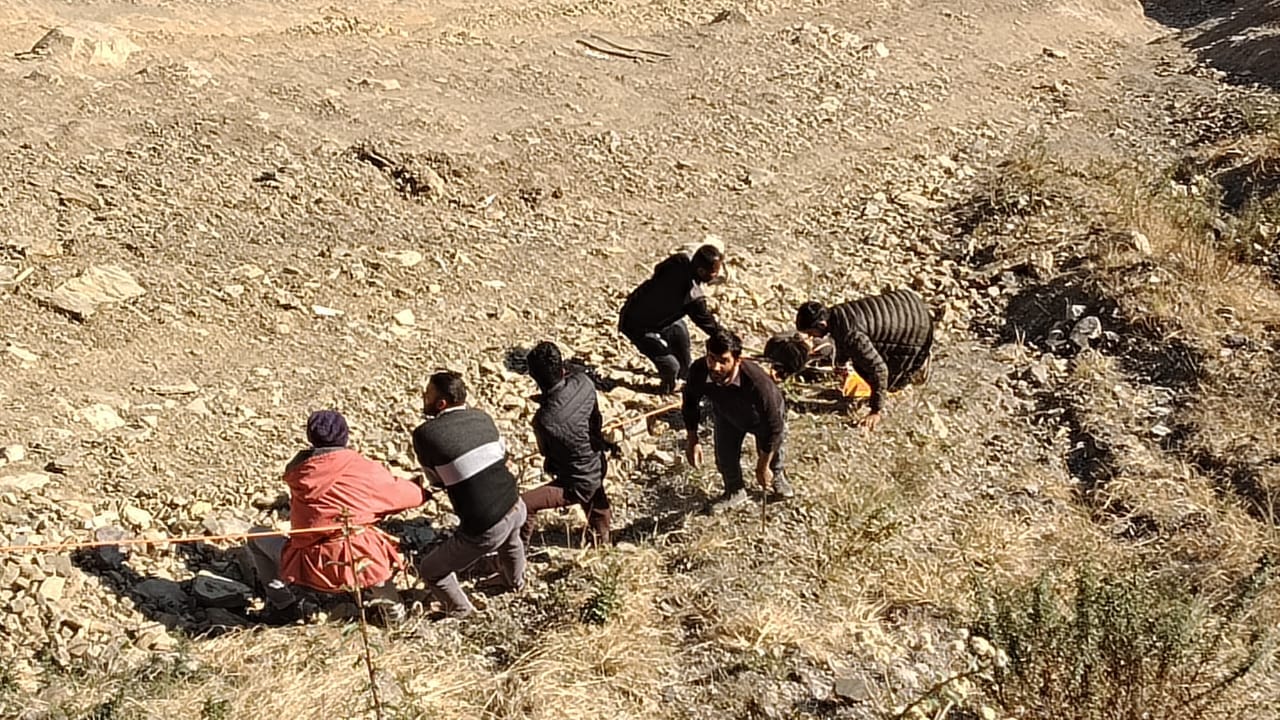 पांवटा-शिलाई एनएच 707 पर बड़वास के पास खाई में गिरकर चकाचूर हुई पिकअप। संवाद
