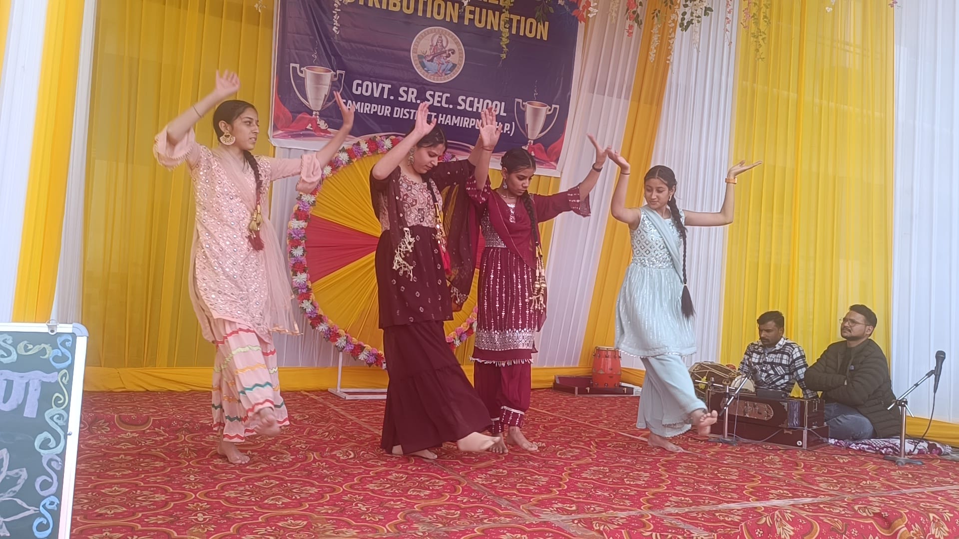 राजकीय वरिष्ठ माध्यमिक विद्यालय समीरपुर के वार्षिक समारोह में सांस्कृतिक कार्यक्रम प्रस्तुत करत राजकीय वरिष्ठ माध्यमिक विद्यालय समीरपुर के वार्षिक समारोह में सांस्कृतिक कार्यक्रम प्रस्तुत करत
