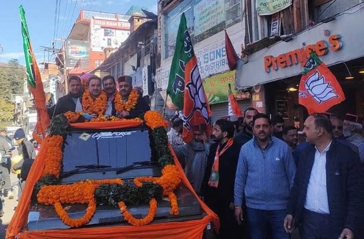 सोलन में जिलाध्यक्ष्य की ताजपोशी रतन सिंह पाल का हार पहनाकर स्वागत करते हुए।संवाद सोलन में जिलाध्यक्ष्य की ताजपोशी रतन सिंह पाल का हार पहनाकर स्वागत करते हुए।संवाद