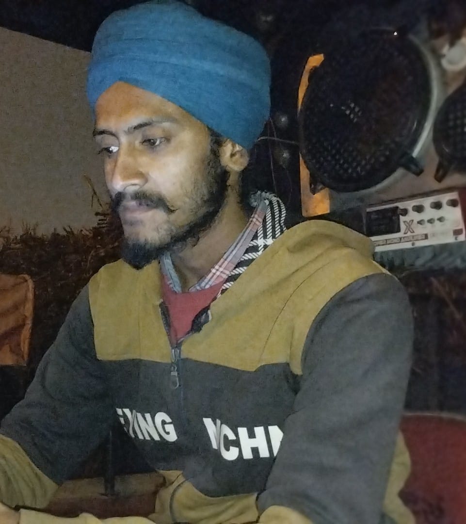 सर्द रात में ट्रैक्टर के नीचे जमीन पर गन्ने की पत्ती बिछाकर लेटा किसान अशोक कुमार। संवाद सर्द रात में ट्रैक्टर के नीचे जमीन पर गन्ने की पत्ती बिछाकर लेटा किसान अशोक कुमार। संवाद