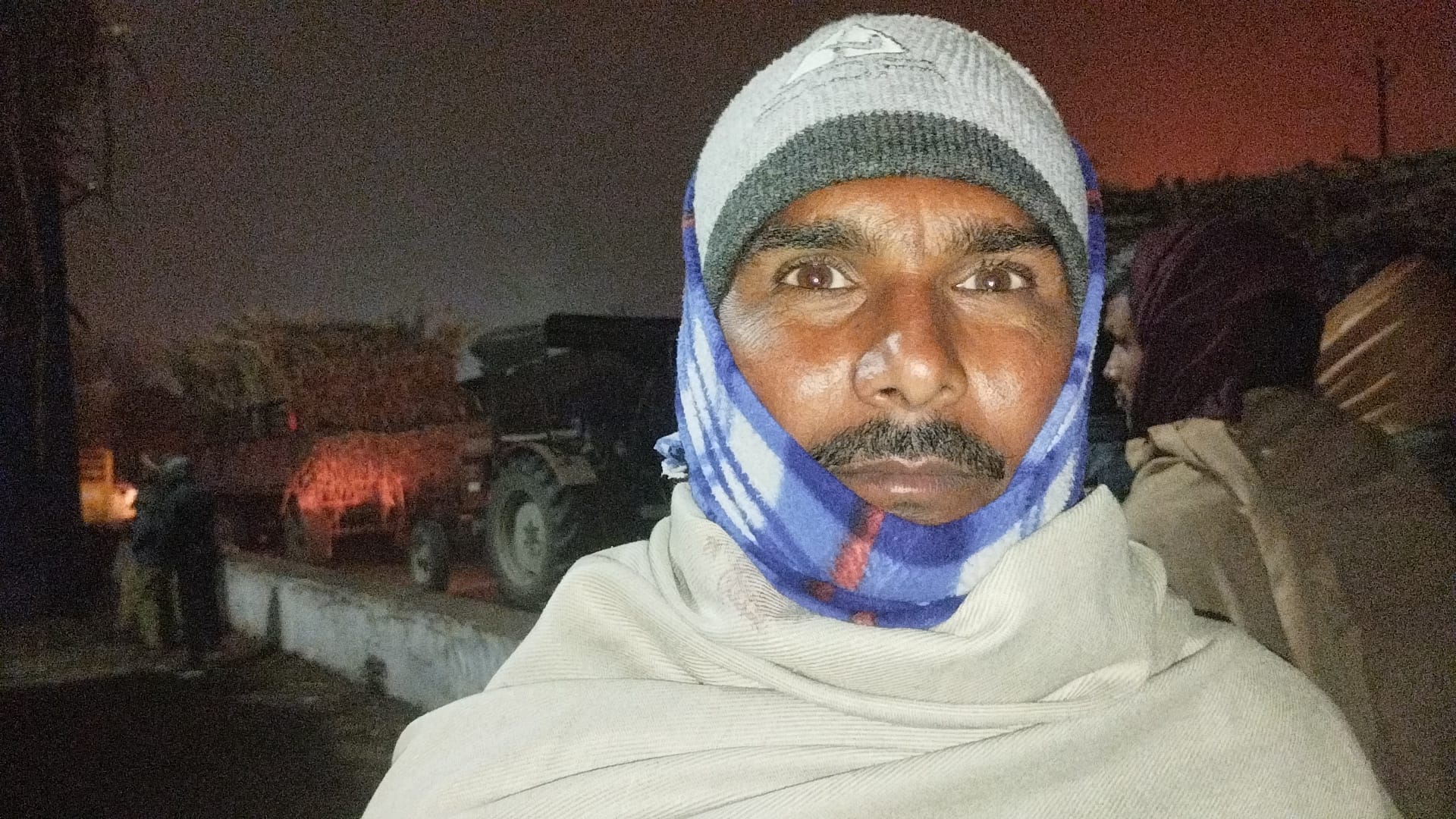 सर्द रात में ट्रैक्टर के नीचे जमीन पर गन्ने की पत्ती बिछाकर लेटा किसान अशोक कुमार। संवाद सर्द रात में ट्रैक्टर के नीचे जमीन पर गन्ने की पत्ती बिछाकर लेटा किसान अशोक कुमार। संवाद