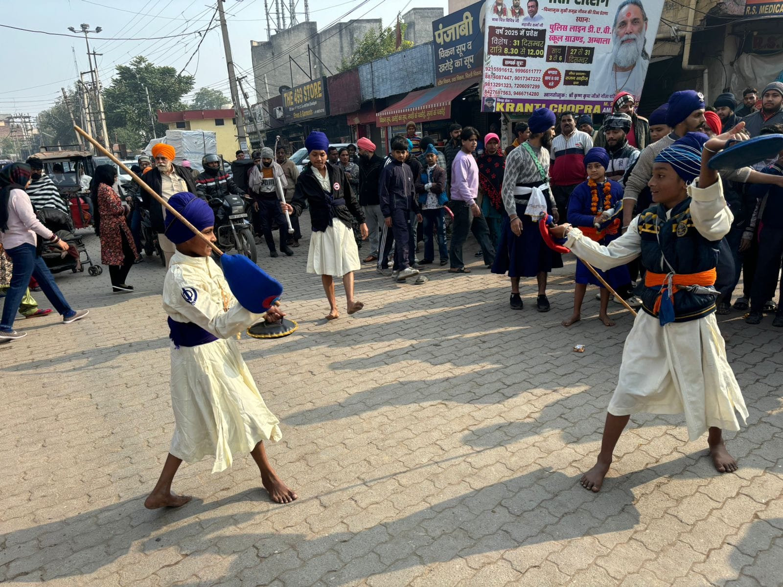 शहर में नगर कीर्तन का स्वागत करते हुए एचएसजीपीसी के कार्यकारिणी सदस्य व अन्य। सभा