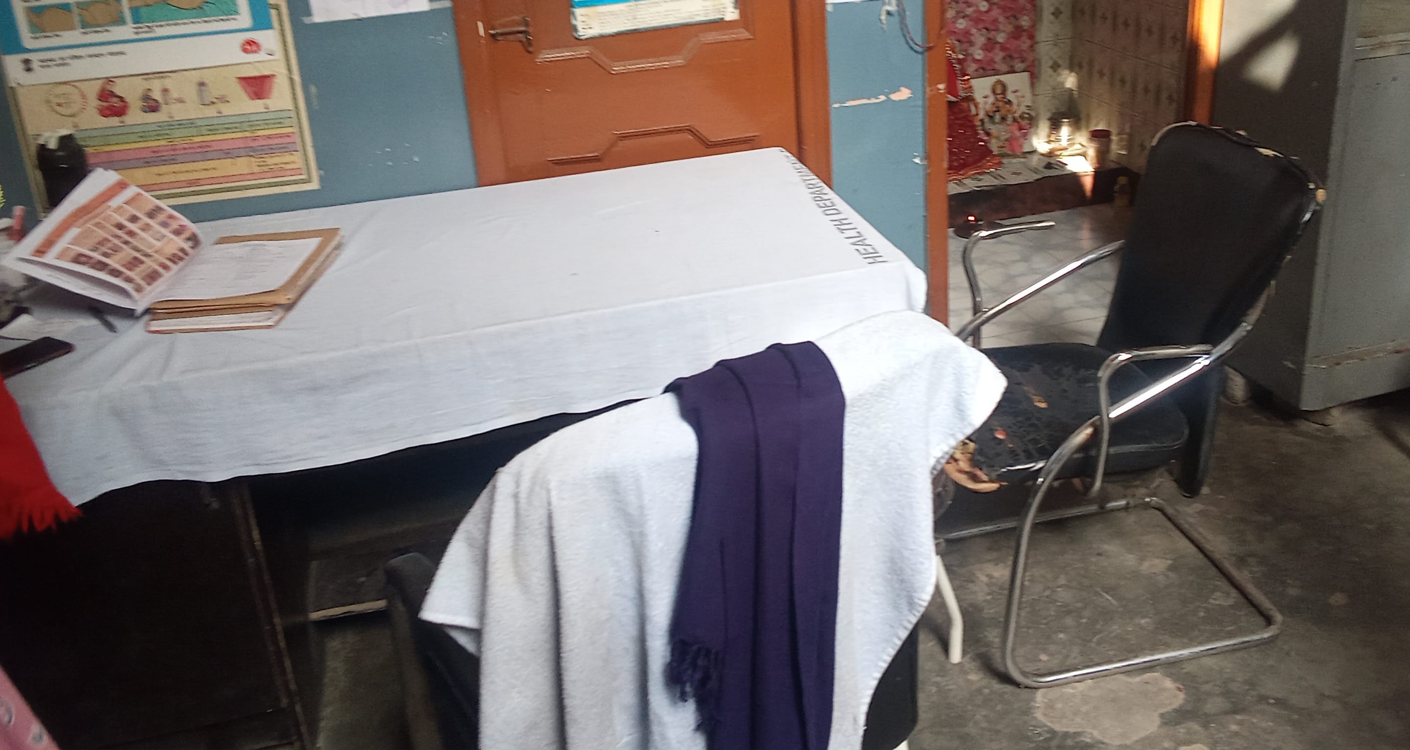 शामली ब्लाक रोड पर अर्बन अस्पताल में आयोजित आरोग्य मेले में खाली पडी चिकित्सक की कुर्सी । संवाद