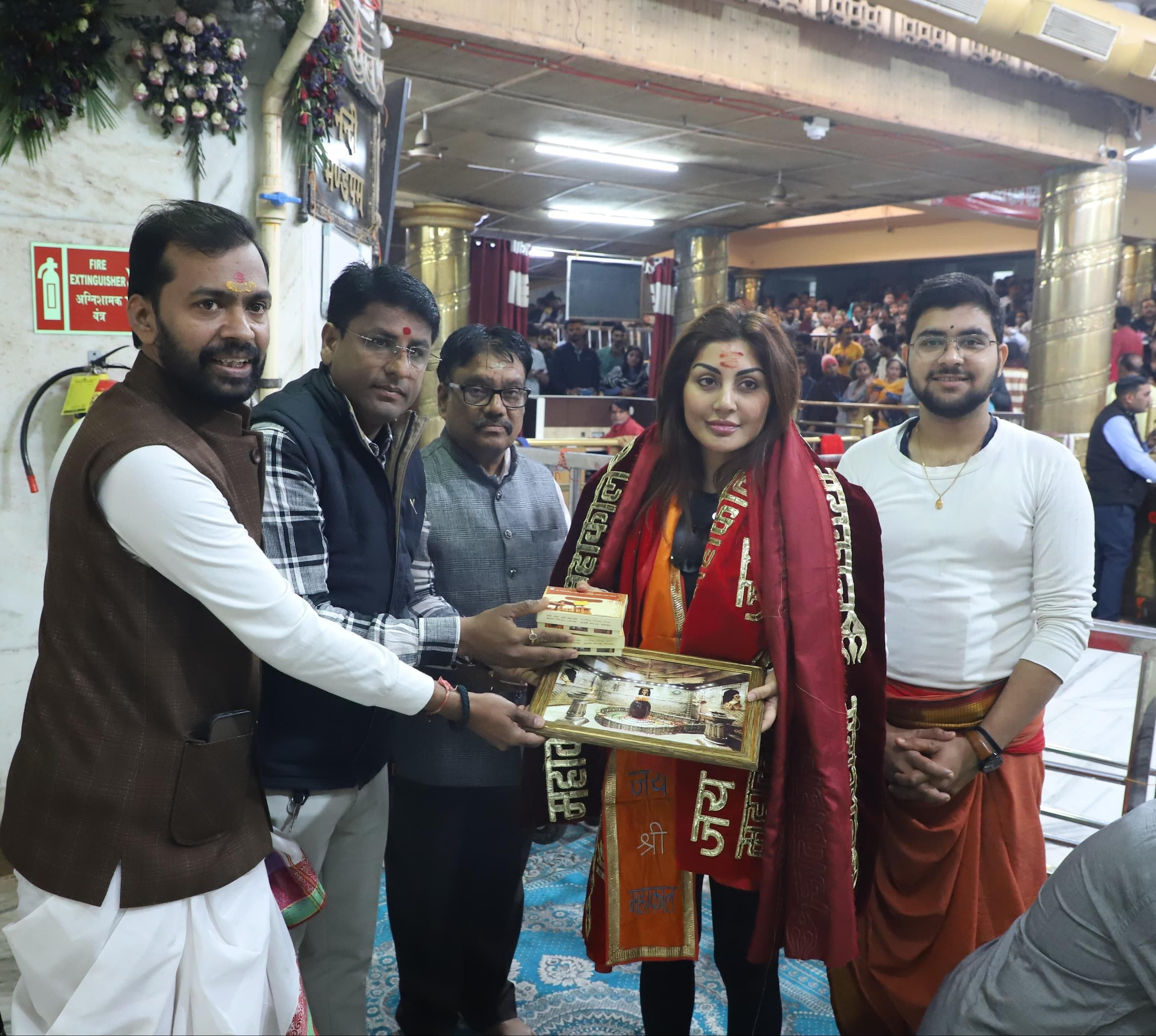 अभिनेत्री रिमी सेन ने कुछ ऐसे किए बाबा महाकाल के दर्शन, हाथ जोड़े, संकल्प लिया फिर कहीं नंदी जी