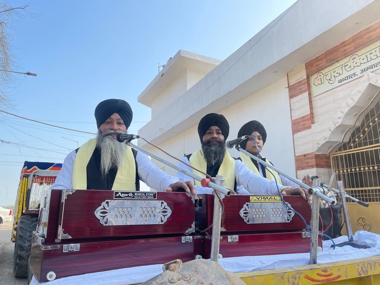 अंबाला छावनी के बब्याल से निकली नगर कीर्तन में फूलों से सुशोभित गुरु महाराज की पालकी साहिब। सं