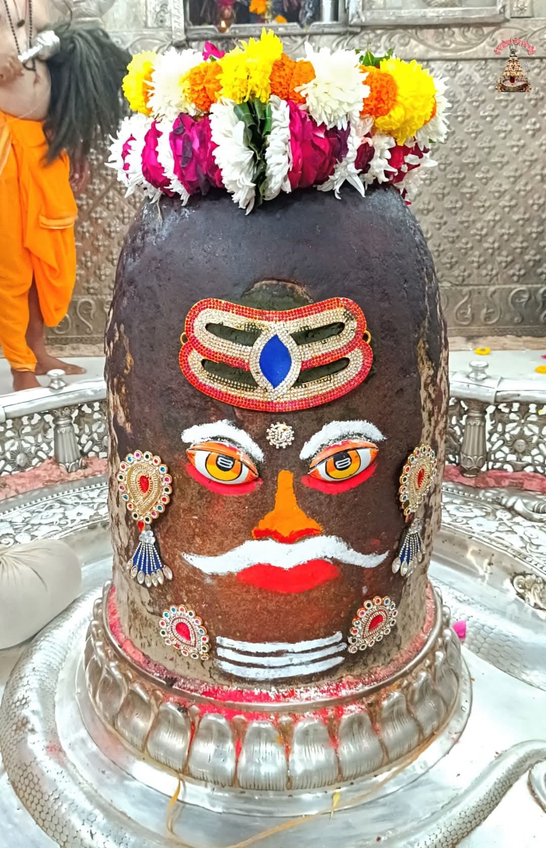 भस्म आरती में त्रिपुंड लगाकर सजे बाबा महाकाल, देखे आज की दिव्य तस्वीरें भस्म आरती में त्रिपुंड लगाकर सजे बाबा महाकाल, देखे आज की दिव्य तस्वीरें