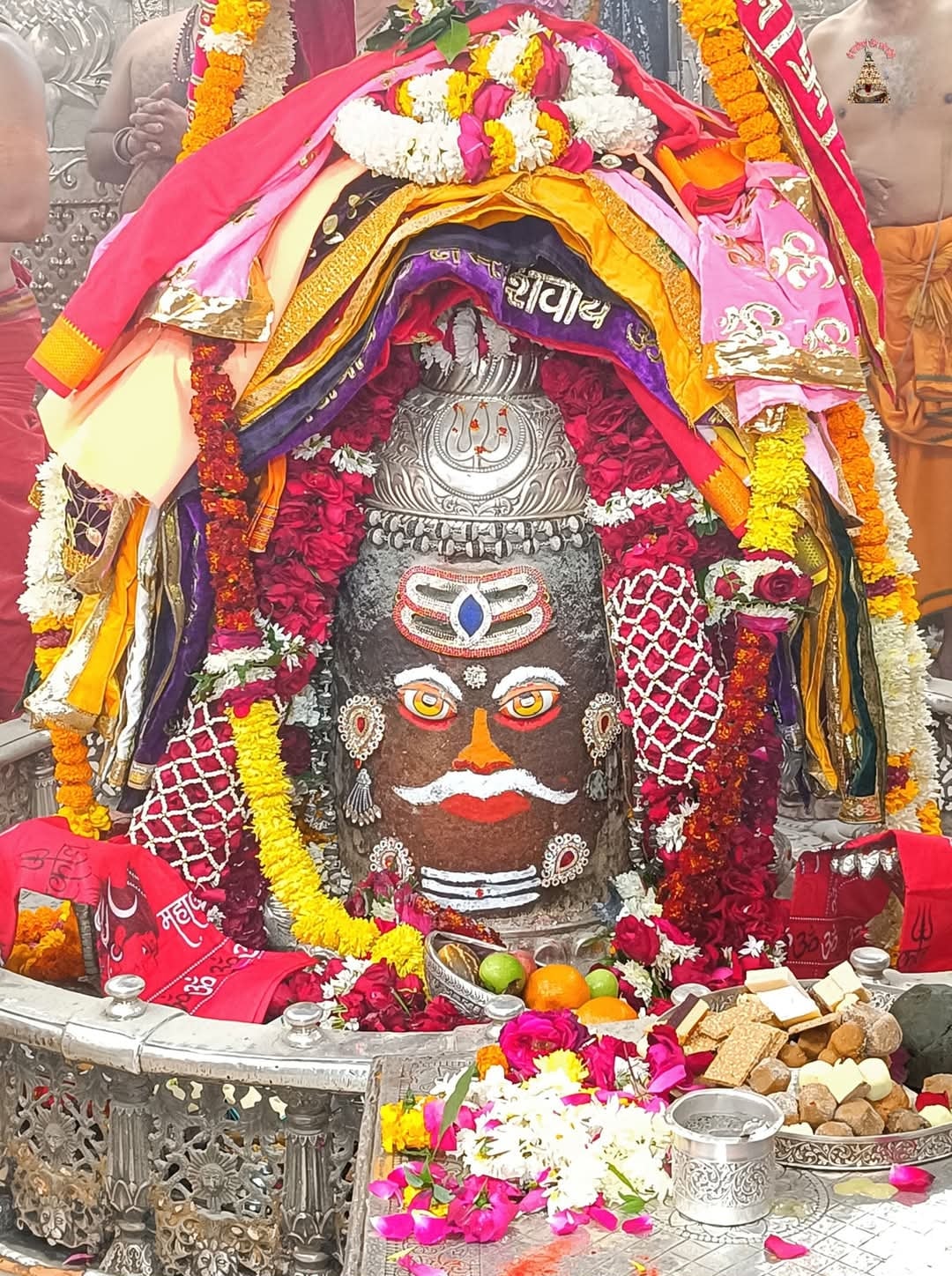 भस्म आरती में त्रिपुंड लगाकर सजे बाबा महाकाल, देखे आज की दिव्य तस्वीरें भस्म आरती में त्रिपुंड लगाकर सजे बाबा महाकाल, देखे आज की दिव्य तस्वीरें
