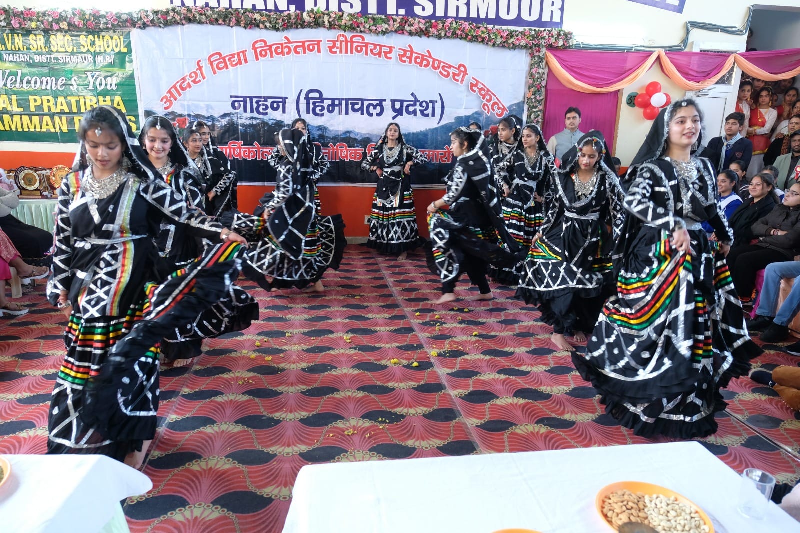 एवीएन स्कूल नाहन के पारितोषिक वितरण समारोह के दौरान मंच पर आसीन मुख्यातिथि व अन्य। संवाद