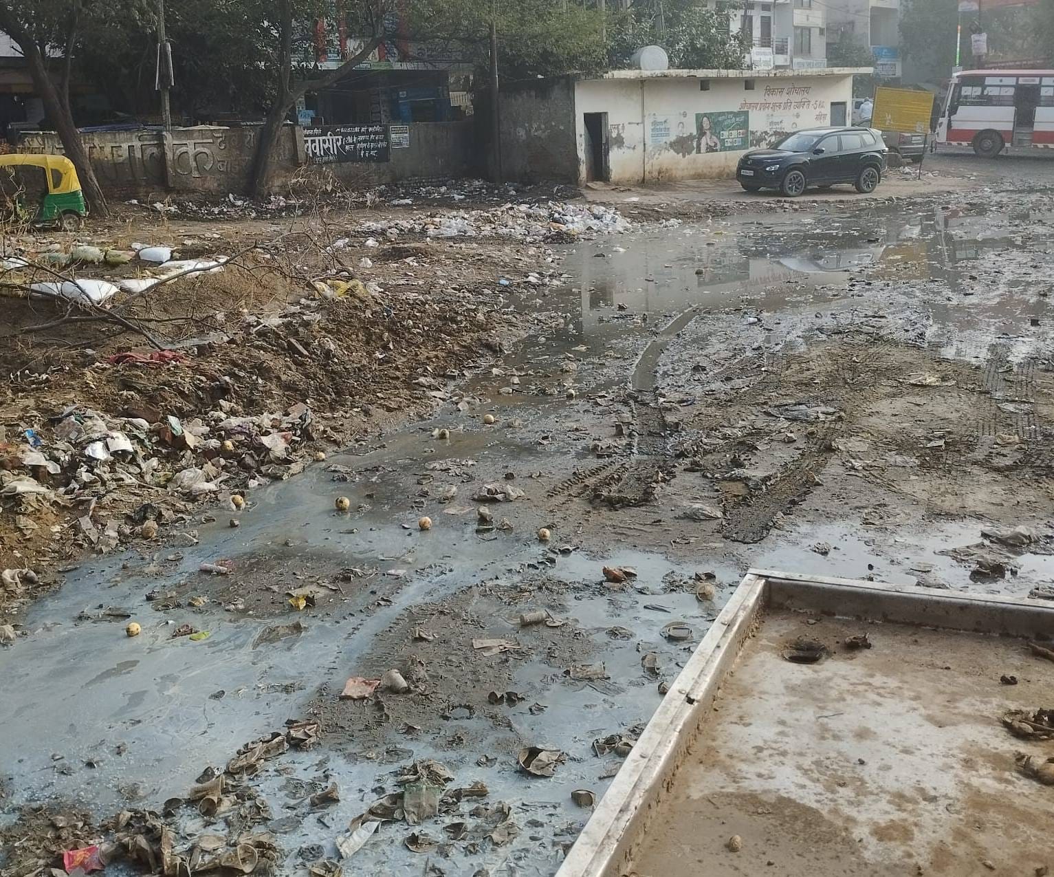 -फोटो 54 : बहादुरगढ़ सिटी मेट्रो स्टेशन के बाहर सर्विस लाइन पर जमा पानी। संवाद