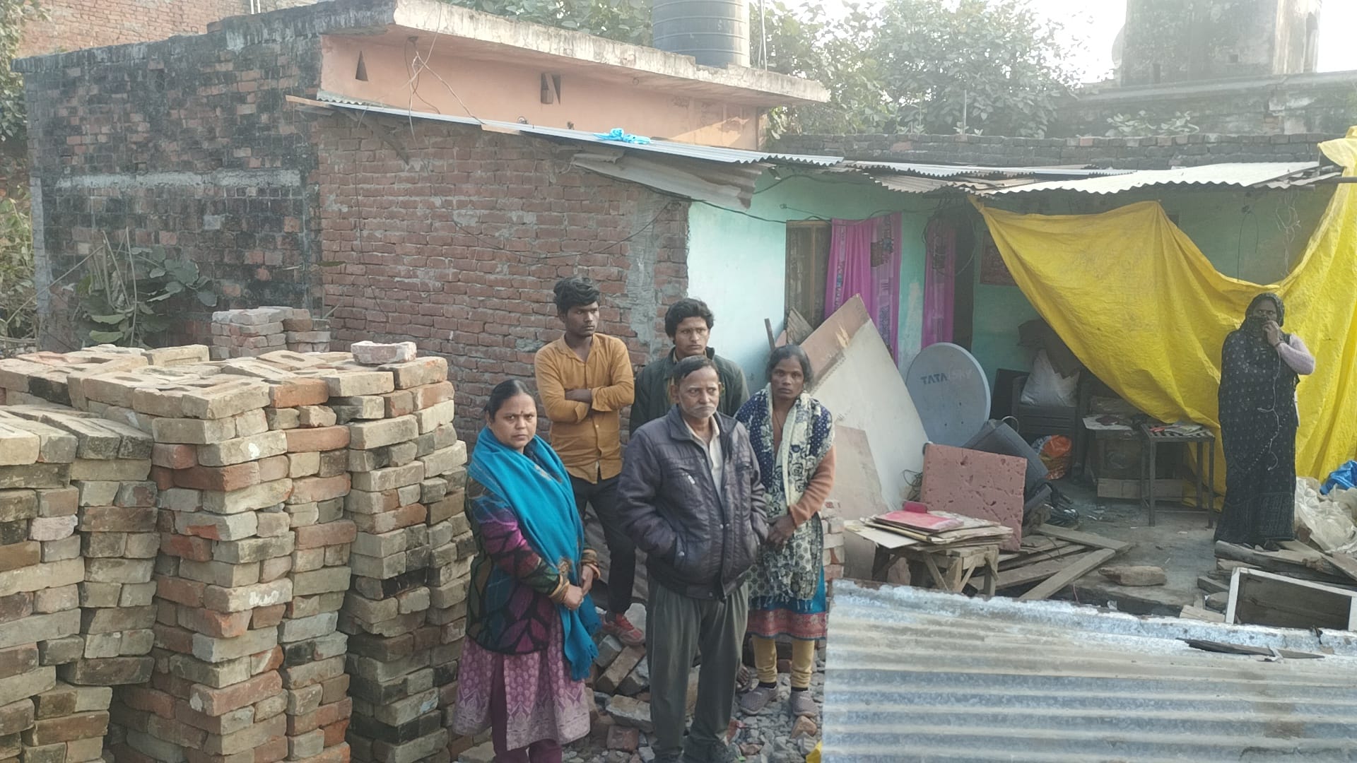गोकर्ण तीर्थ के सामने दुकानों के पीछे बने घरों को ध्वस्त करती पोकलेन मशीन। संवाद