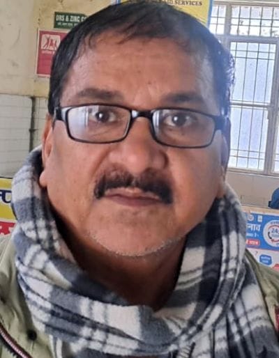 जिला अस्पताल में पर्चा बनवाने को लगी मरीजों की लाइन। संवाद जिला अस्पताल में पर्चा बनवाने को लगी मरीजों की लाइन। संवाद
