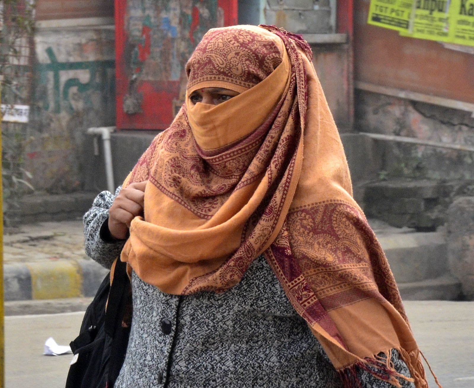 कोयले की दुकान पर खरीदारी करते लोग। संवाद