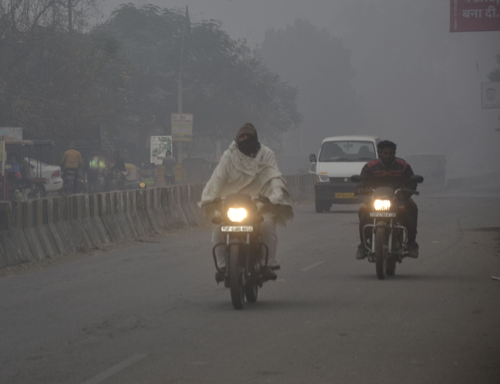 कोयले की दुकान पर खरीदारी करते लोग। संवाद