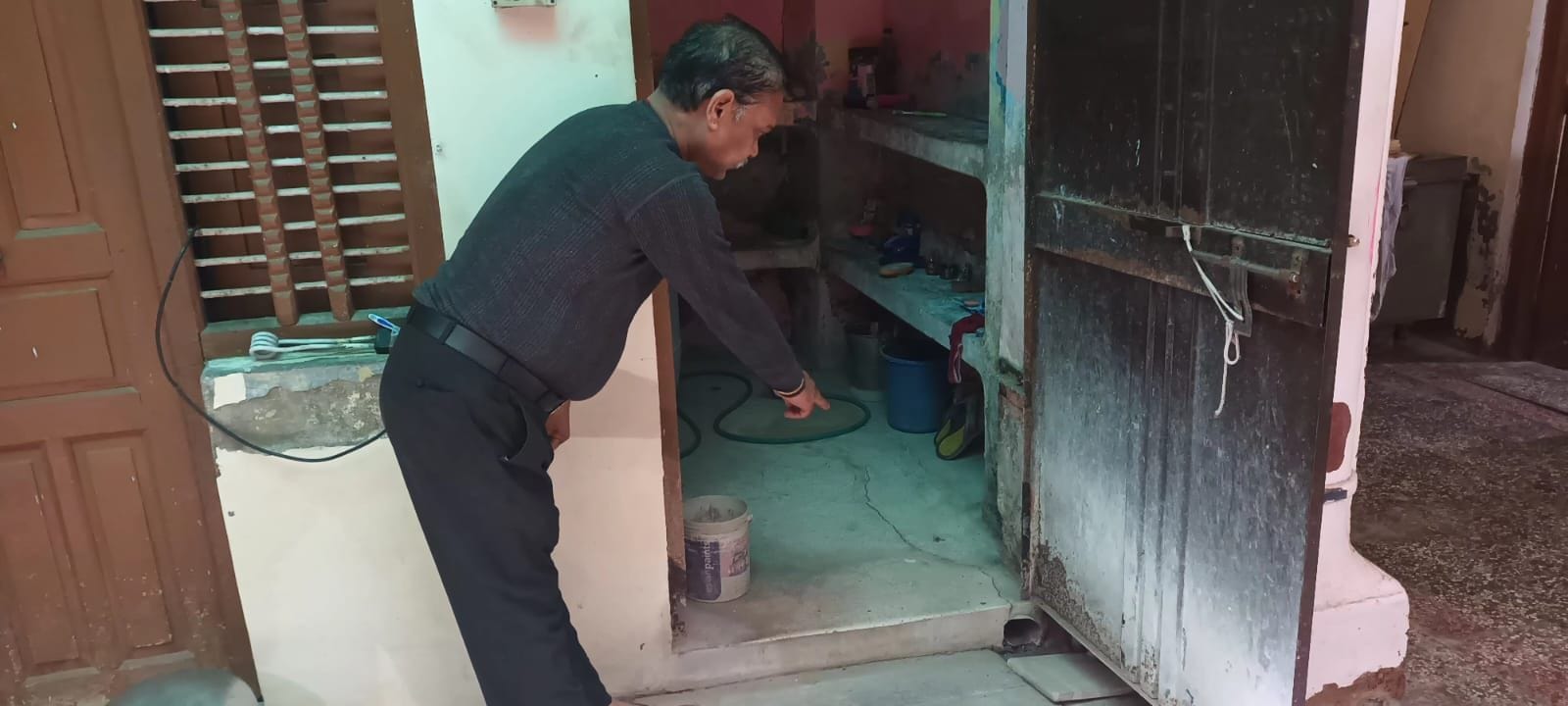 लीकेज तलाशने के लिए खोदी गई सड़क। लीकेज तलाशने के लिए खोदी गई सड़क।