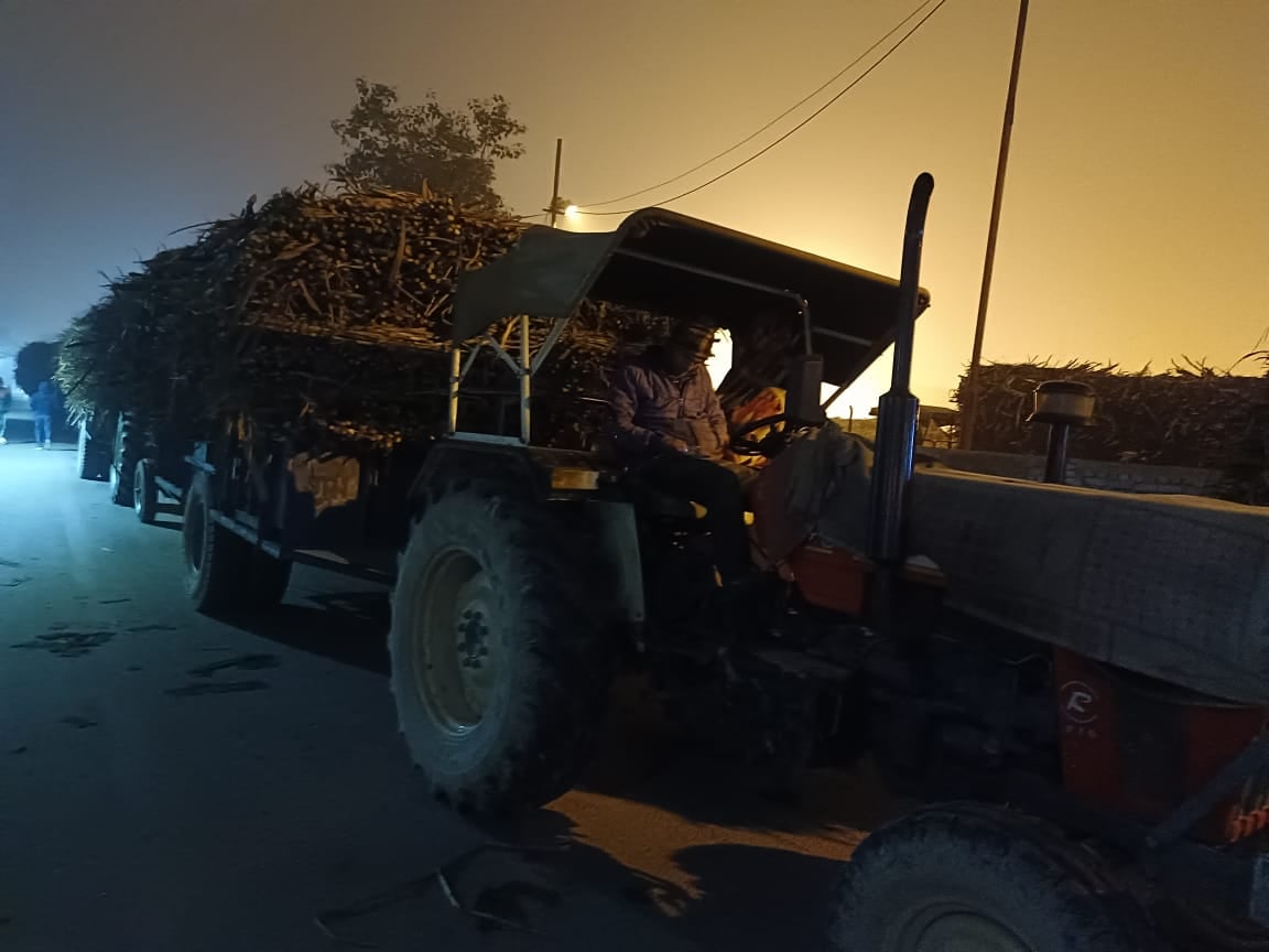 पीलीभीत की एलएच चीनी मिल के केन यार्ड के किसान विश्रामालय में पड़े तखत पर नहीं दिखा गद्दा, चादर पीलीभीत की एलएच चीनी मिल के केन यार्ड के किसान विश्रामालय में पड़े तखत पर नहीं दिखा गद्दा, चादर