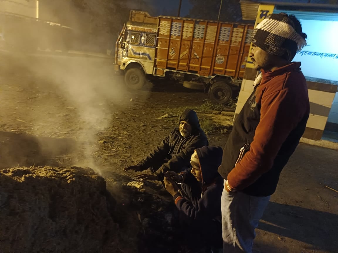 पीलीभीत की एलएच चीनी मिल के केन यार्ड के किसान विश्रामालय में पड़े तखत पर नहीं दिखा गद्दा, चादर पीलीभीत की एलएच चीनी मिल के केन यार्ड के किसान विश्रामालय में पड़े तखत पर नहीं दिखा गद्दा, चादर