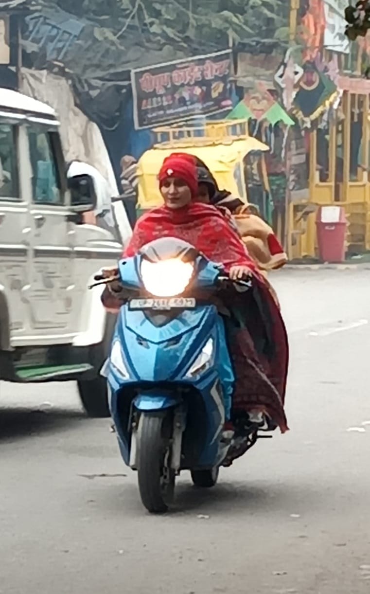 पीलीभीत में रविवार की सुबह आसमान में छाया घना कोहरा।संवाद पीलीभीत में रविवार की सुबह आसमान में छाया घना कोहरा।संवाद