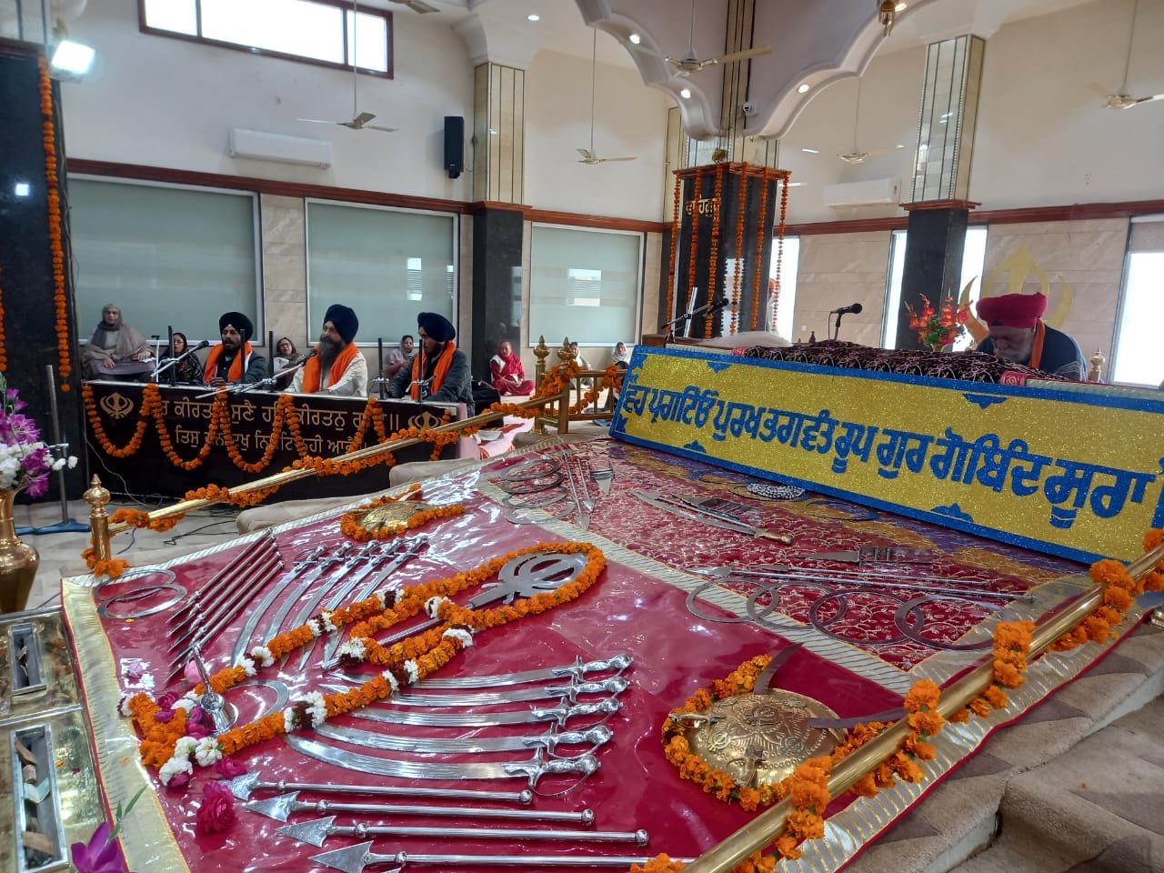 प्रकाश पर्व पर गुरु चरणों में माथा टेकती संगत। संवाद प्रकाश पर्व पर गुरु चरणों में माथा टेकती संगत। संवाद