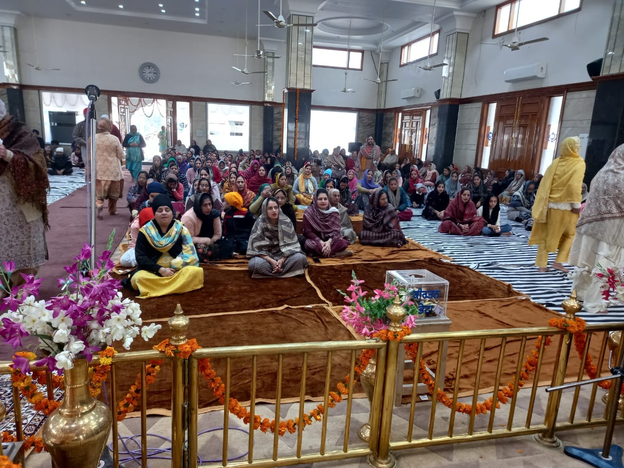 प्रकाश पर्व पर गुरु चरणों में माथा टेकती संगत। संवाद प्रकाश पर्व पर गुरु चरणों में माथा टेकती संगत। संवाद