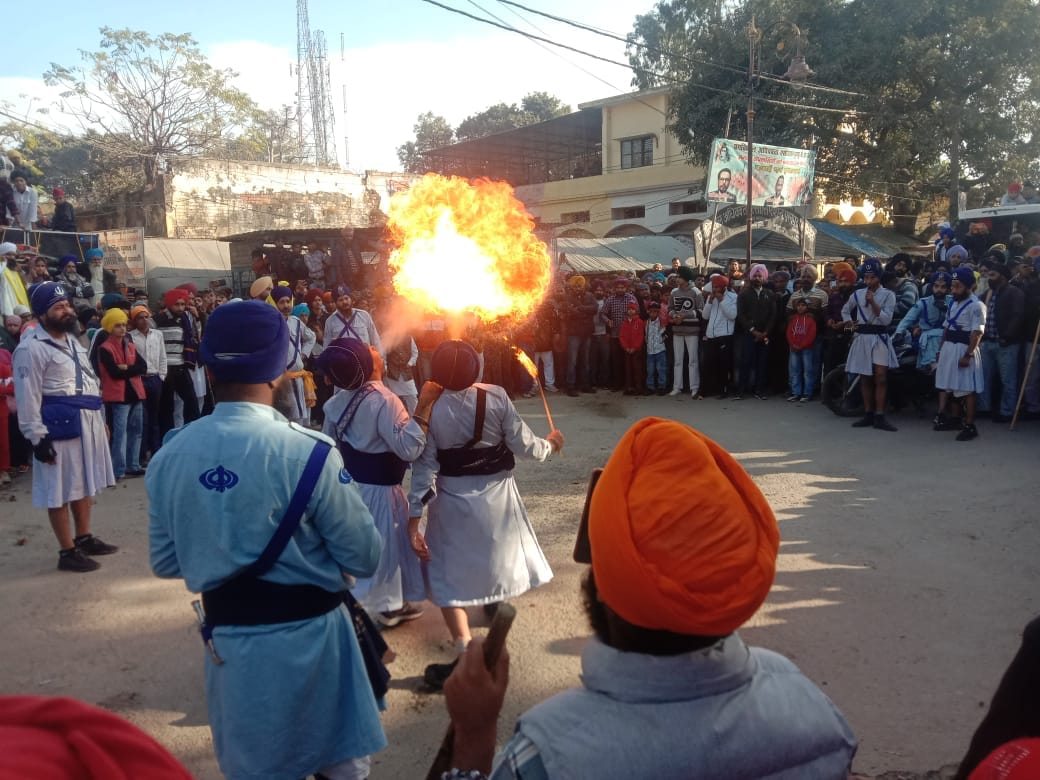 पूरनपुर में निकाले गए नगर कीर्तन में पंच प्यारों का स्वागत करते विधायक और व्यापार मंडल के प्रां पूरनपुर में निकाले गए नगर कीर्तन में पंच प्यारों का स्वागत करते विधायक और व्यापार मंडल के प्रां