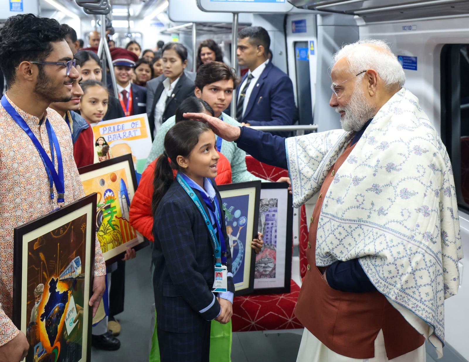 साहिबाबाद आरआरटीएस स्टेशन पर लगी प्रदर्शनी देखते प्रधान मंत्री नरेंद्र मोदी। संवाद साहिबाबाद आरआरटीएस स्टेशन पर लगी प्रदर्शनी देखते प्रधान मंत्री नरेंद्र मोदी। संवाद