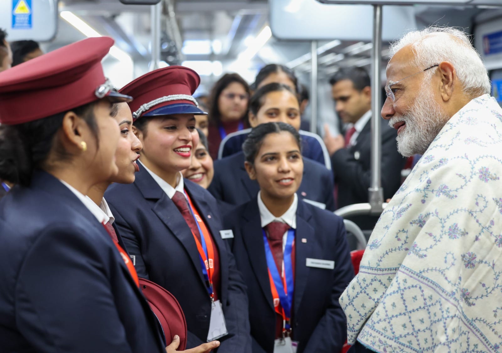 साहिबाबाद आरआरटीएस स्टेशन पर लगी प्रदर्शनी देखते प्रधान मंत्री नरेंद्र मोदी। संवाद साहिबाबाद आरआरटीएस स्टेशन पर लगी प्रदर्शनी देखते प्रधान मंत्री नरेंद्र मोदी। संवाद