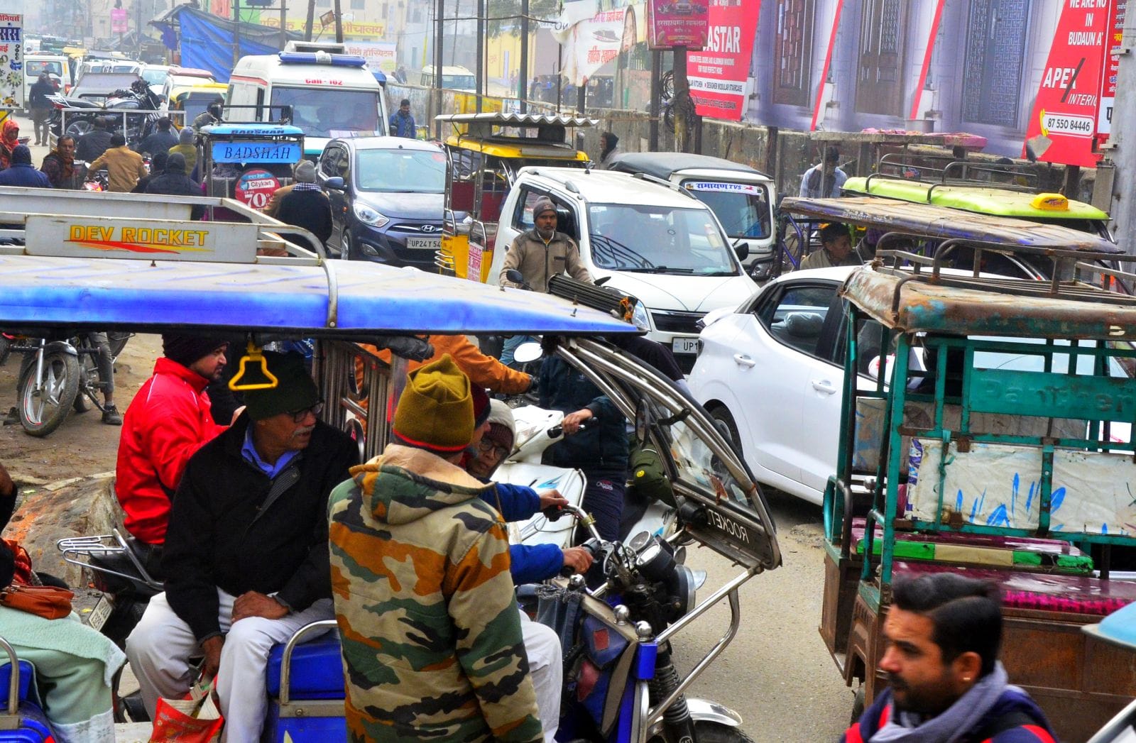 स्टेशन रोड पर लगे जाम में फंसे वाहन। संवाद स्टेशन रोड पर लगे जाम में फंसे वाहन। संवाद