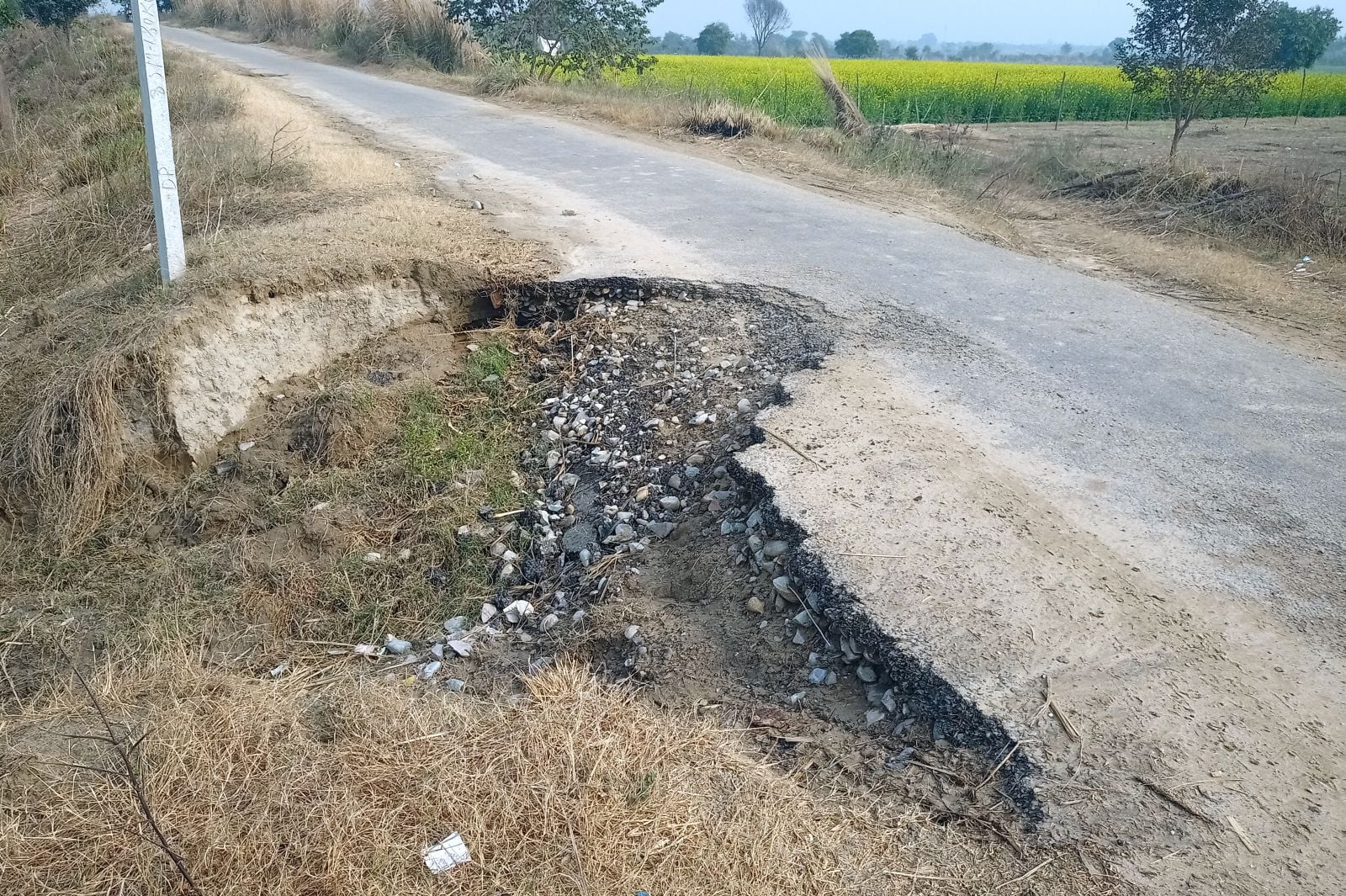 उझानी में मिनी बाइपास की खस्ताहाल सड़क। संवाद उझानी में मिनी बाइपास की खस्ताहाल सड़क। संवाद