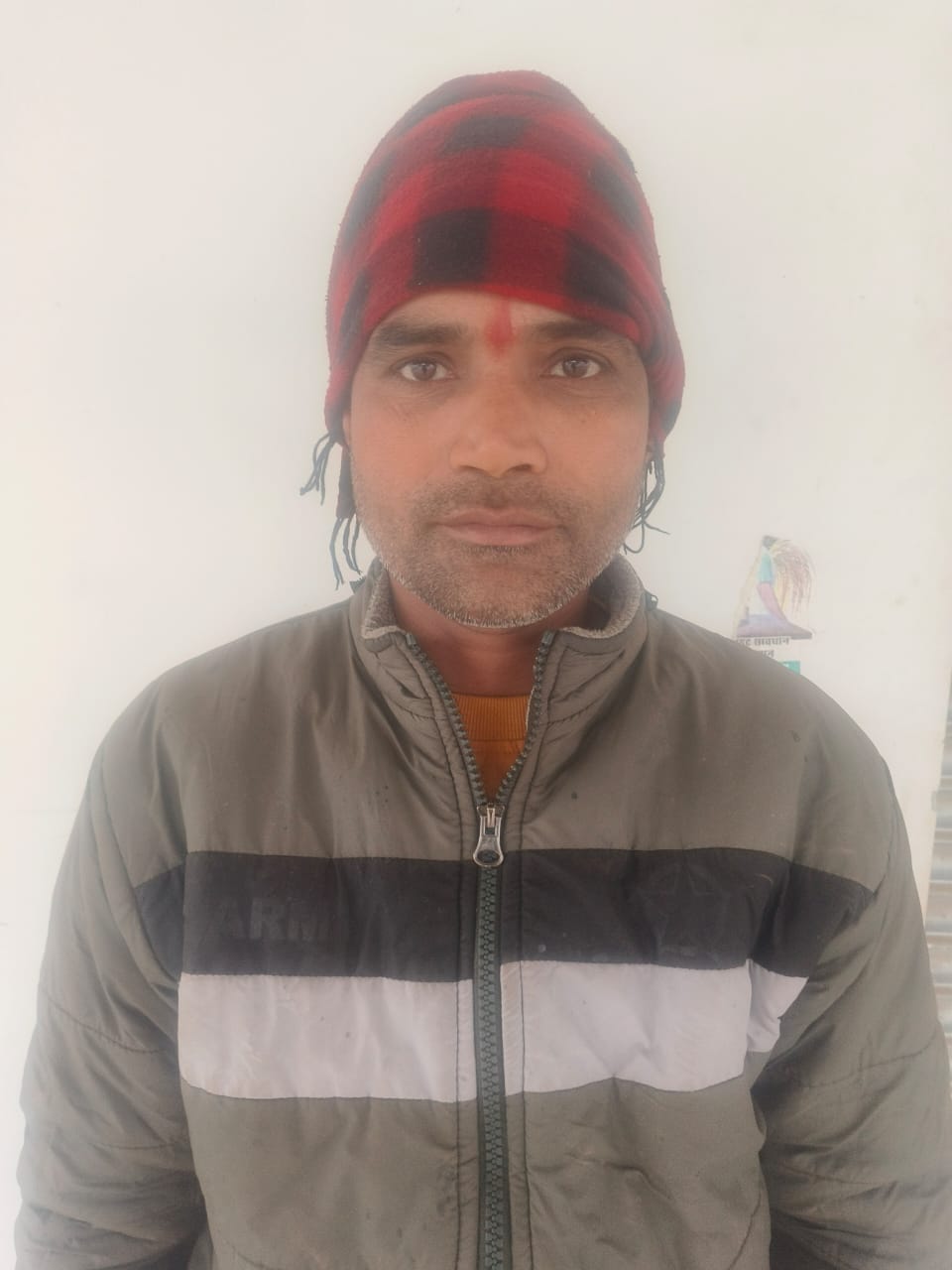 अमरिया क्षेत्र के भगा मोहम्मदगंज मार्ग पर बांस-बल्ली के बनाए अस्थायी पुल से गुजरते लोग। संवाद अमरिया क्षेत्र के भगा मोहम्मदगंज मार्ग पर बांस-बल्ली के बनाए अस्थायी पुल से गुजरते लोग। संवाद