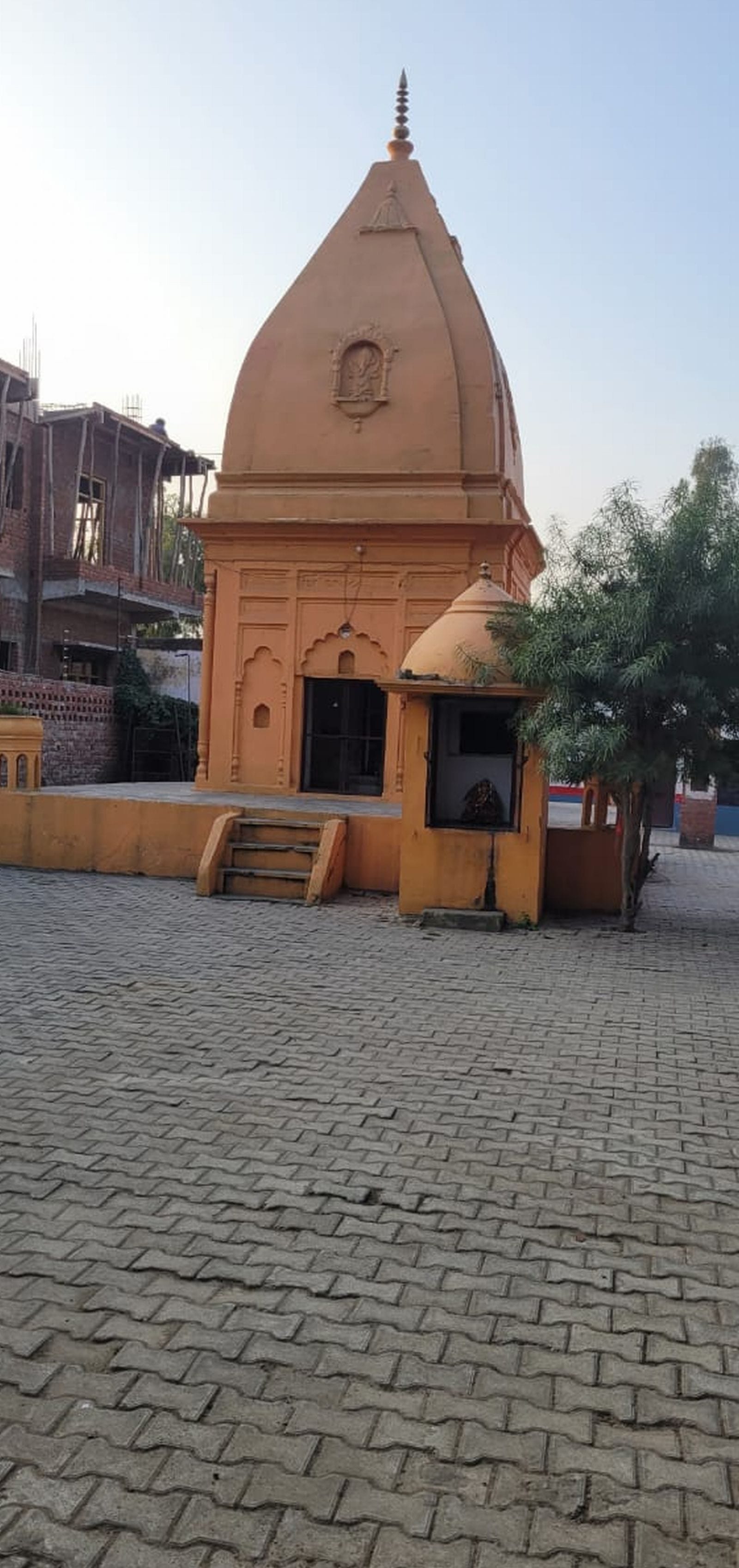 ग्राम देवता का जाने वाली सड़क बदहाल। इसी का होना है निर्माण। संवाद