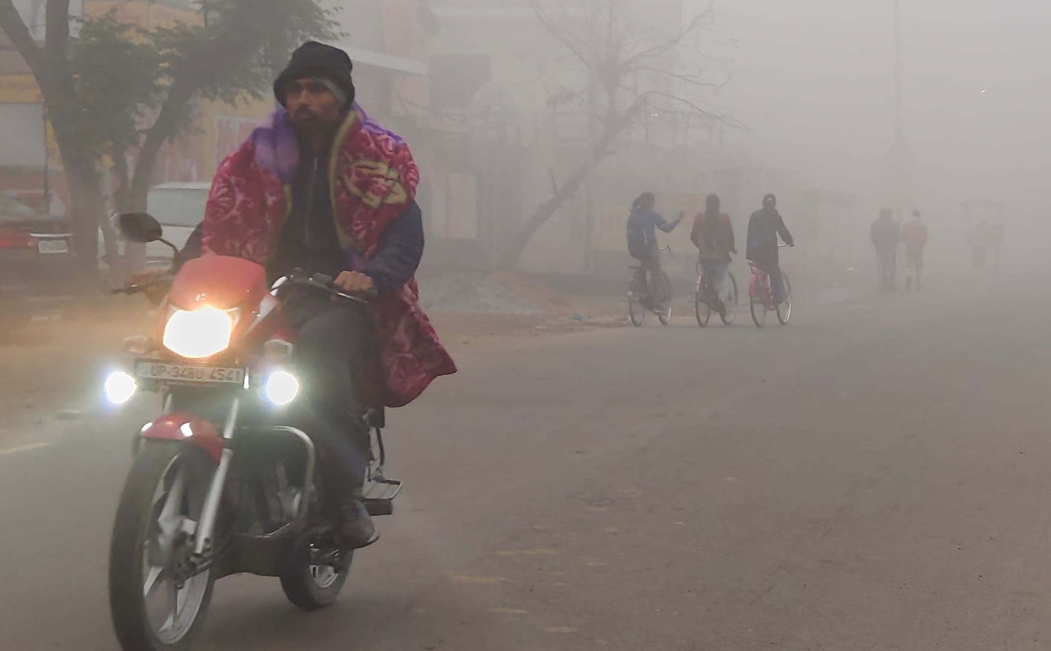 घने कोहरे और ठंड में गद्दे रजाई बेचने निकला युवक। संवाद घने कोहरे और ठंड में गद्दे रजाई बेचने निकला युवक। संवाद