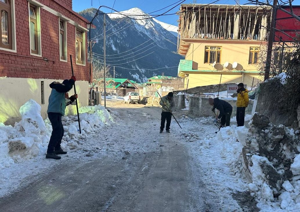 कडछम सांगला छितकुल संपर्क मार्ग को बीआरओ के अधीन होने के बाद सड़क से बर्फ हटाने में जृुटी बीआरओ कडछम सांगला छितकुल संपर्क मार्ग को बीआरओ के अधीन होने के बाद सड़क से बर्फ हटाने में जृुटी बीआरओ