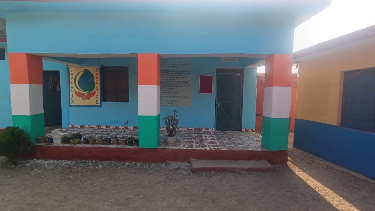 कठवार स्कूल के मंच परिसर में शारीरिक शिक्षक सुरेंद्र चौहान द्वारा निजी धन से लगाई टाइलें। संवाद