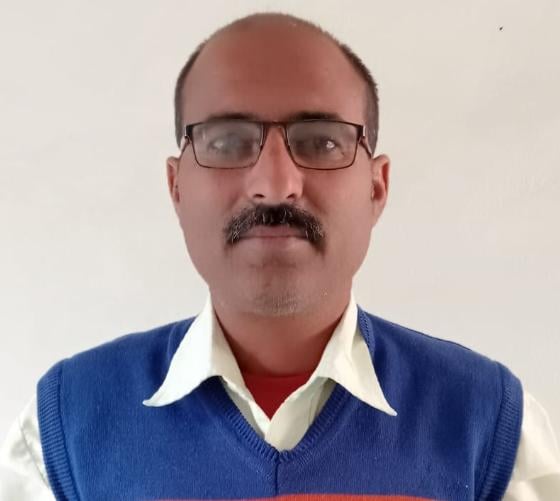 कठवार स्कूल के मंच परिसर में शारीरिक शिक्षक सुरेंद्र चौहान द्वारा निजी धन से लगाई टाइलें। संवाद