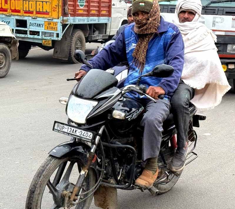 खुर्जा में शीतलहर के बीच गर्म कपड़े पहनकर जाती छात्राएं । संवाद खुर्जा में शीतलहर के बीच गर्म कपड़े पहनकर जाती छात्राएं । संवाद