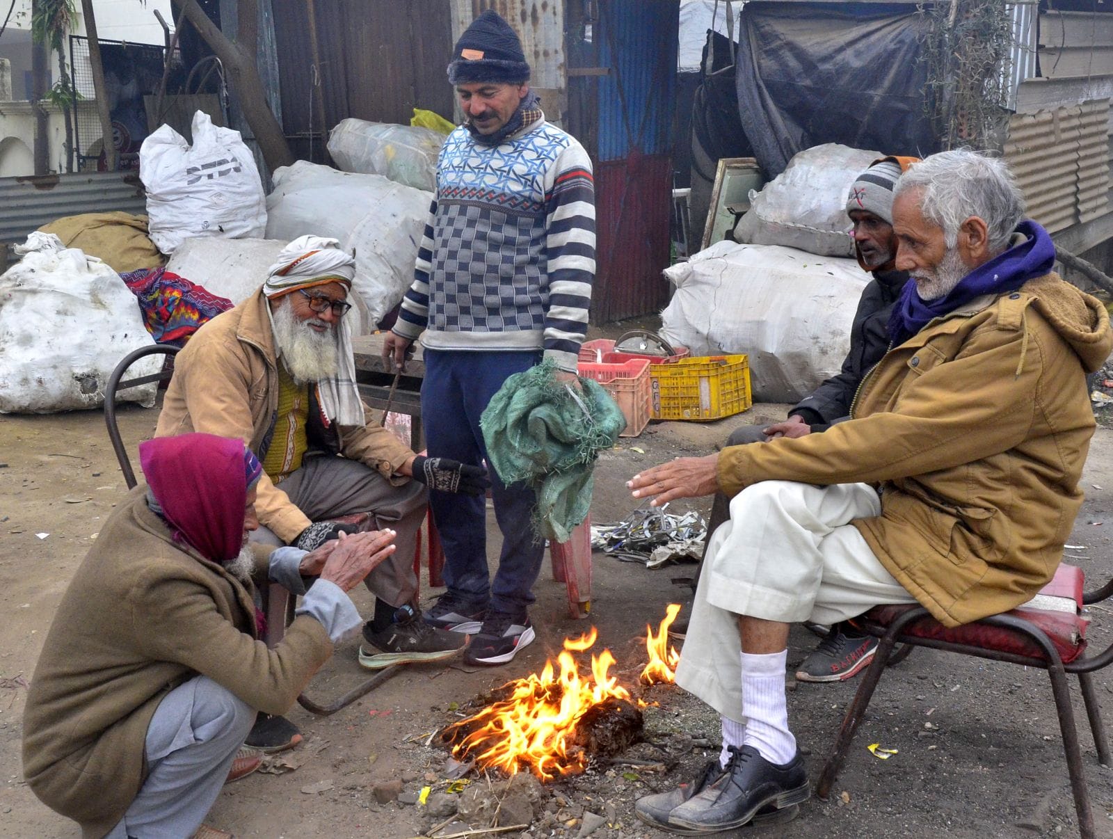 मंगलवार को नवादा चौराहे पर कोहरे में गुजरते वाहन। संवाद