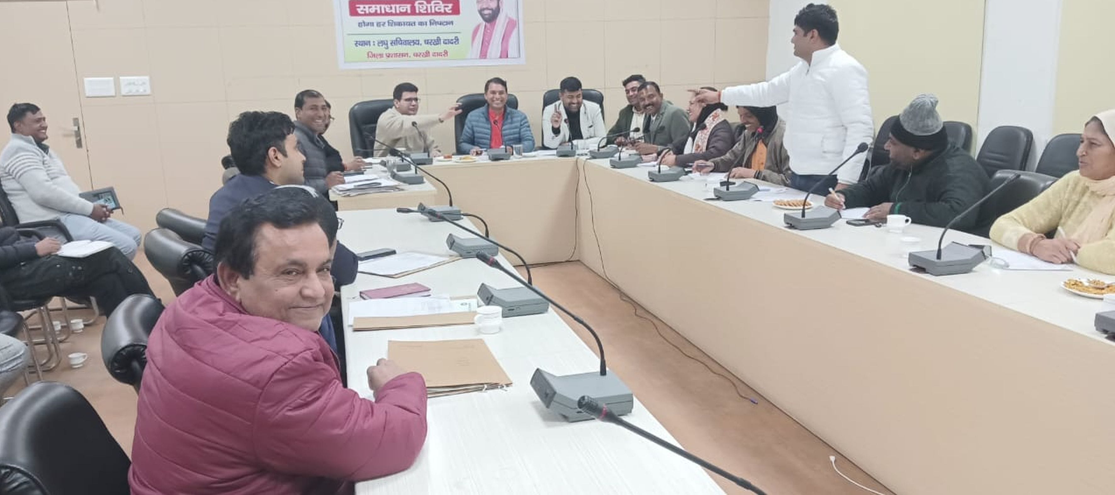 नगर परिषद चेयरमैन कार्यालय में बैठे 13 पार्षद। नगर परिषद चेयरमैन कार्यालय में बैठे 13 पार्षद।