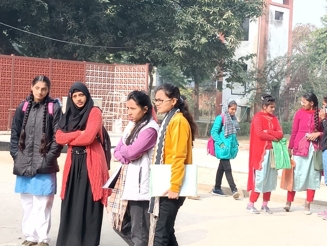 पीलीभीत में सोमवार की सुबह छाए घने कोहरे में जाते राहगीर।संवाद पीलीभीत में सोमवार की सुबह छाए घने कोहरे में जाते राहगीर।संवाद