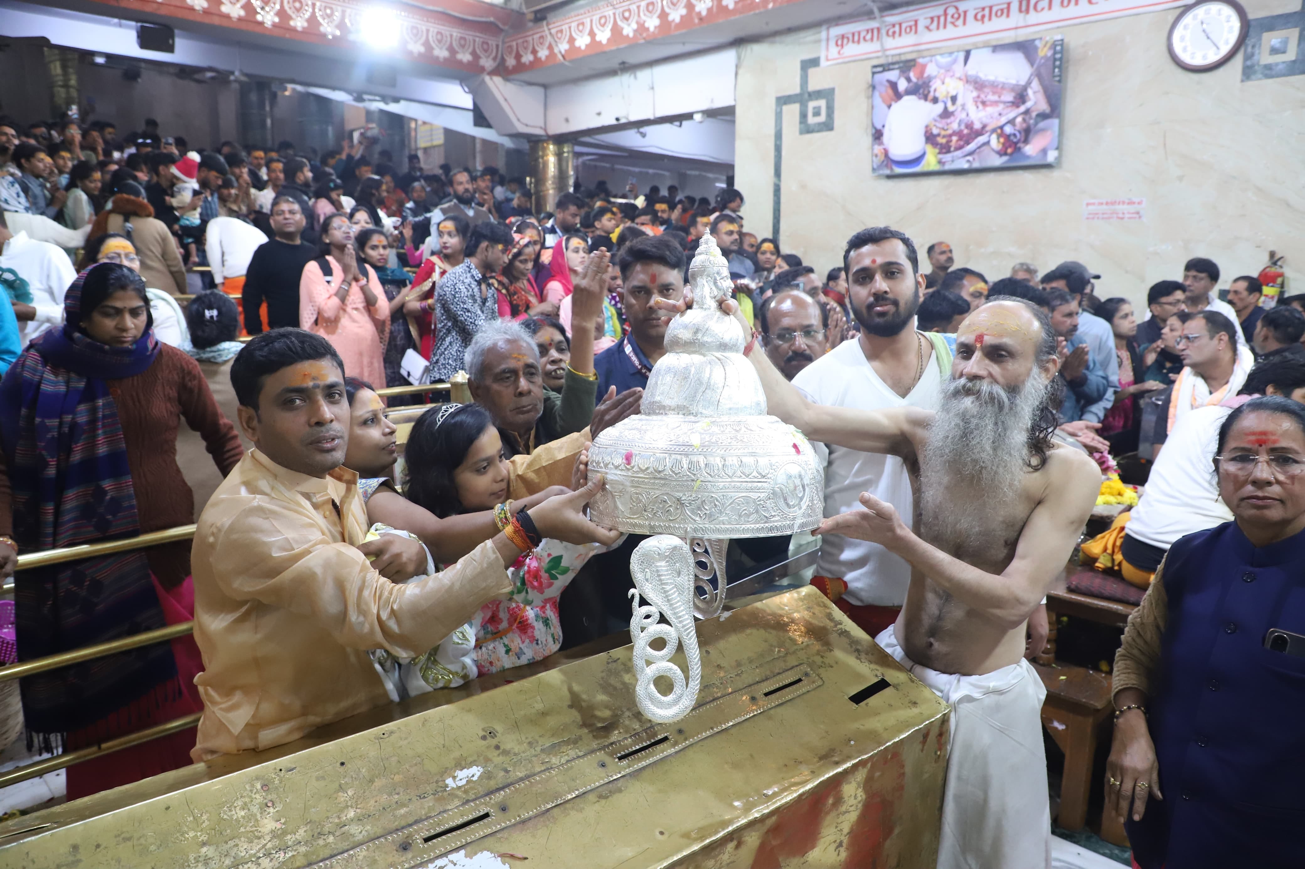 त्रिशूल, रुद्राक्ष की माला और त्रिपुंड भस्म आरती मे आज कुछ ऐसे श्रृंगारित हुए बाबा महाकाल....खु त्रिशूल, रुद्राक्ष की माला और त्रिपुंड भस्म आरती मे आज कुछ ऐसे श्रृंगारित हुए बाबा महाकाल....खु