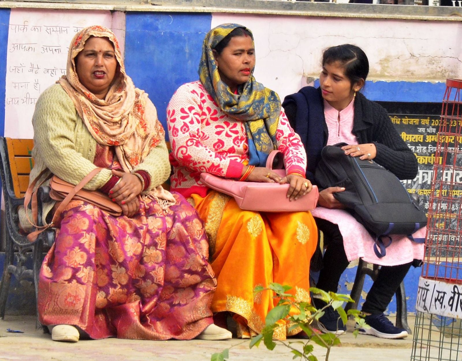 बढ़ती ठंड में गर्म कपड़ों में पुलिस लाइन रोड से गुजरतीं युवतियां। संवाद बढ़ती ठंड में गर्म कपड़ों में पुलिस लाइन रोड से गुजरतीं युवतियां। संवाद